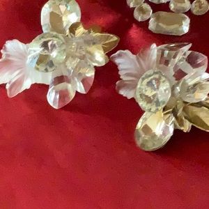 6/$20 Vantage Cristal &Leaves earrings